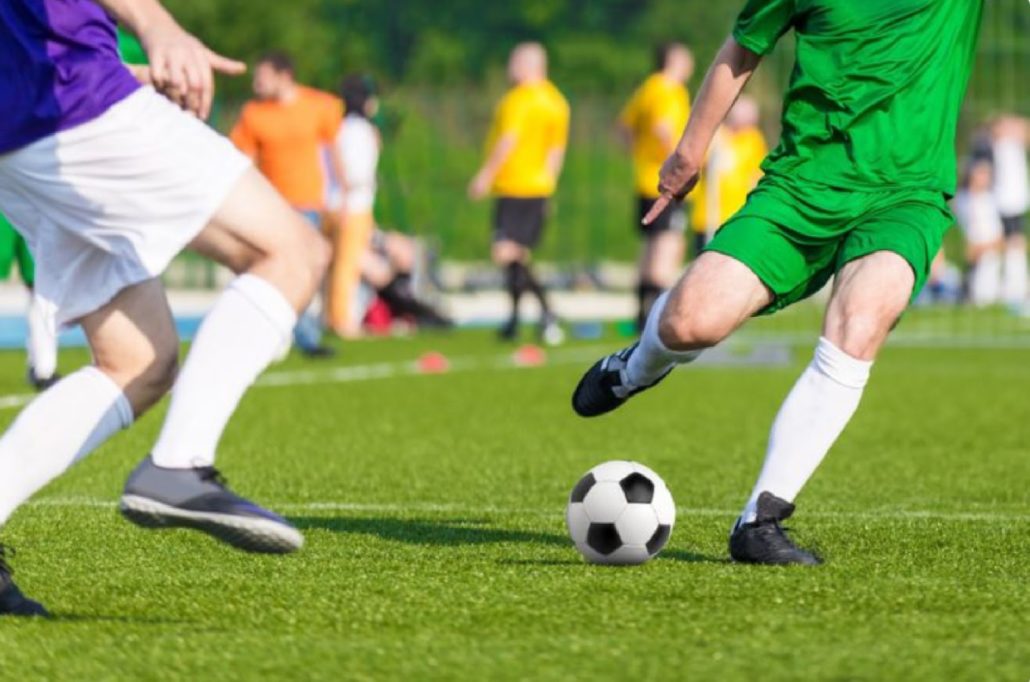 5 benefícios de jogar futebol com os amigos